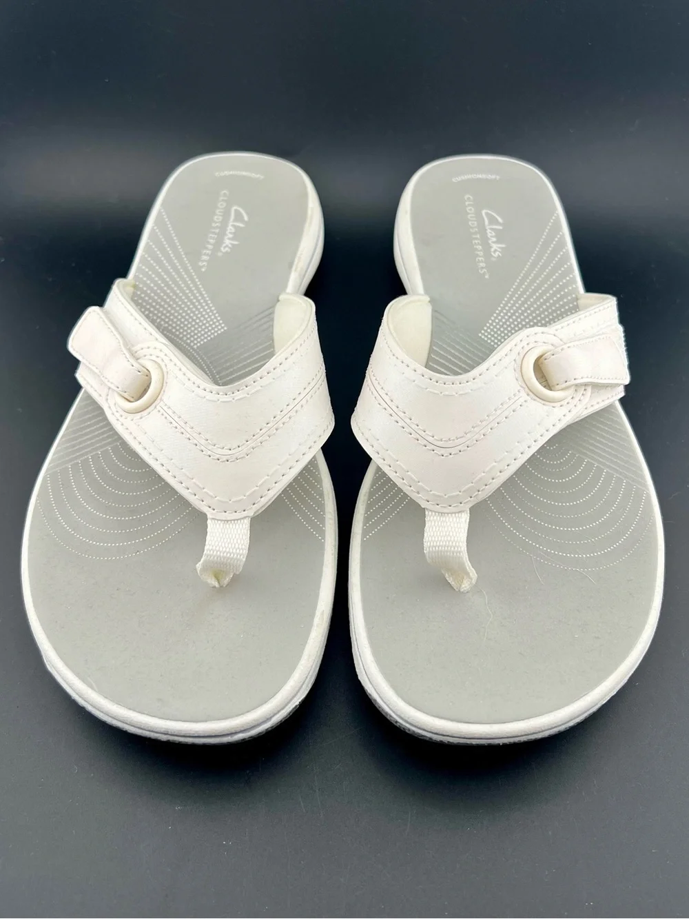 Clarks Cloudsteppers Cushion Soft Flip Flop Summer Sandals White / Gray Sz 8 EUC